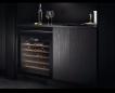 Preview: AEG AWUS052B5B 5000 Weintemperierschrank, 59,5 cm breit, 52 Standardweinflaschen, 6 Holzablagen, schwarz