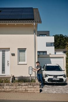 Hager XEV1K22T2SEMC witty solar Ladestation, Wallbox, 22kW, Ladesteckdose Typ 2, Set mit Energiemanagement Controller flow und Netzzähler, weiß