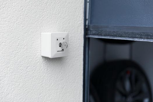 Schellenberg Schlüsselschalter Aufputz zur Steuerung von elektrischen Garagen-, Außen- und Drehtorantrieben, weiß (25101)