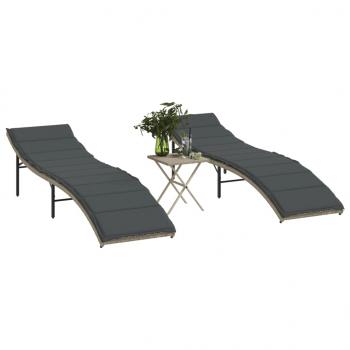 ARDEBO.de - Sonnenliegen 2 Stk. mit Tisch Hellgrau Poly Rattan