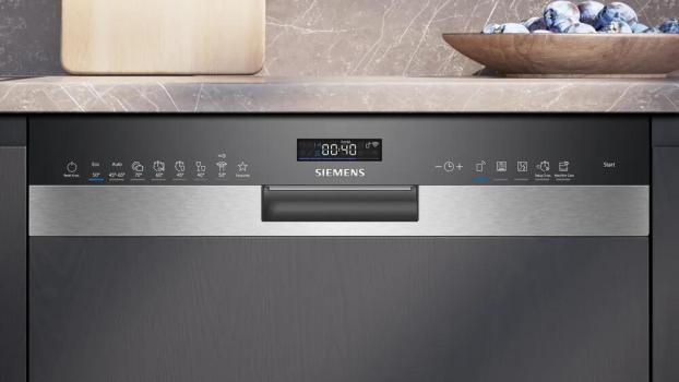 Siemens SN55ES12CE iQ500 Teilintegrierter Geschirrspüler, 60 cm breit, 14 Maßgedecke, aquaStop, HomeConnect, varioSpeed Plus, glassZone, emotionLight, gebürsteter Stahl