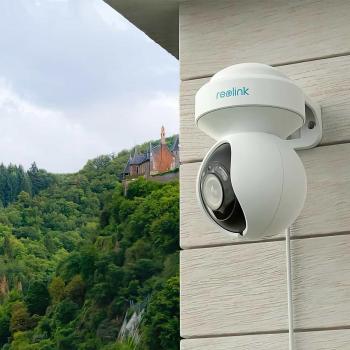 Reolink E Series E540 5 MP WLAN PTZ Dome Überwachungskamera, Personen- und Fahrzeugerkennung, integriertem Scheinwerfer und Sirene, weiß