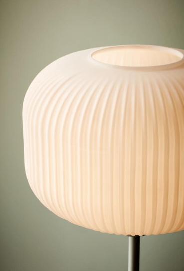 Nordlux Milford Stehlampe, E27, IP20, gerillte Oberfläche, Glas, weiß (48924001)