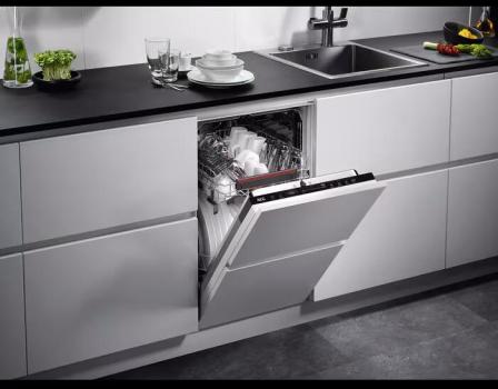 AEG FSE73427P Vollintegrierter Geschirrspüler, 45 cm breit, 9 Maßgedecke, Aqua Control, BeamOnFloor, 7 Spülprogramme, 3 Temperaturen