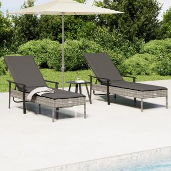 ARDEBO.de - Sonnenliegen 2 Stk. mit Tisch und Auflagen Grau Poly Rattan