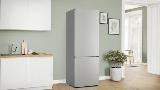 Bosch KGN492IAF Serie 4 Stand Kühl-Gefrierkombination, 70 cm breit, 440 L, Total No Frost, XXL-Fassungsvermögen, Individuelle Temperaturregelung, Super Kühlen, Gebürsteter Stahl AntiFingerprint