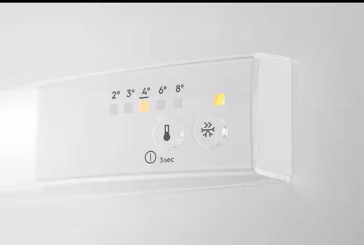 AEG OSF5O881EE Einbaukühlschrank, Nischenhöhe 88 cm, 124 L , Festtürtechnik, OptiSpace, Integrierte elektrische Steuerung, LED-Beleuchtung, weiß
