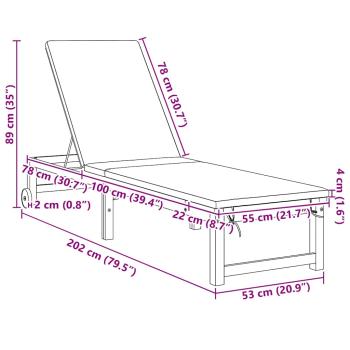 Sonnenliege mit hellgrauen Kissen aus massivem Akazienholz