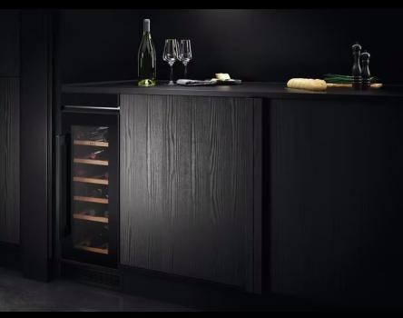 AEG AWUS020B5B 5000 Weintemperierschrank, 29,5 cm breit, 20 Standardweinflaschen, LED Beleuchtung, 6 Holzablagen, schwarz