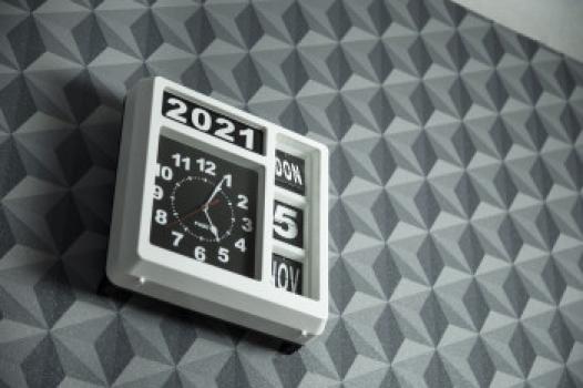 Große deutschsprachige analoge Uhr