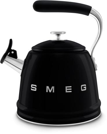 ARDEBO.de Smeg WKF01BL 50"s Style, Wasserkessel, 2,3 l Fassungsvermögen, für alle Herdarten inkl. Induktion, autom. öffnende Pfeife, leicht aufklappbarer Ausguss, schwarz