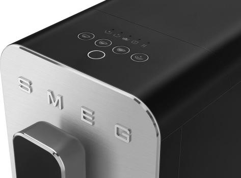 Smeg BCC12BLMEU Kompakt-Kaffeevollautomat, 1350 W, 1,4 L Wassertank, 8 Funktionen, 6 Kaffeevariationen, Heißwasser und Dampffunktion, schwarzmatt/silber