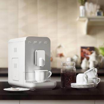 Smeg BCC11WHMEU Kompakt-Kaffeevollautomat, 1350W, 8 Funktionen, 1,4 l Wassertank, Weißmatt/silber