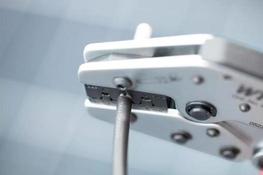 Wiha Z62101006SB Crimpwerkzeug für MC4-Verbinder, 2,5-6 mm², schwarz/rot (45796)