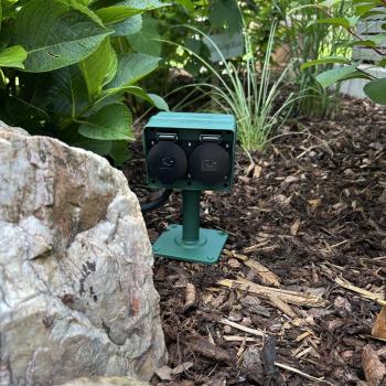 REV Erdspieß mit Steckdose, 2-Fach, 1,4m Kabel, IP44, mit Befestigungsplatte, grün-schwarz (0595004555)