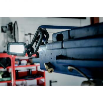Klemmbarer LED Arbeitsstrahler 1050 MA (Akku LED Arbeitsleuchte 10W, 950lm, IP65, 12h Leuchtdauer, Engineered in Germany)