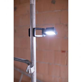 Klemmbarer LED Arbeitsstrahler 1050 MA (Akku LED Arbeitsleuchte 10W, 950lm, IP65, 12h Leuchtdauer, Engineered in Germany)