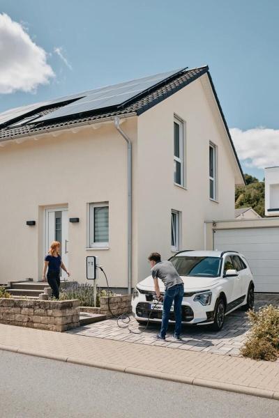 Hager XEV1K22T2SEMC witty solar Ladestation, Wallbox, 22kW, Ladesteckdose Typ 2, Set mit Energiemanagement Controller flow und Netzzähler, weiß