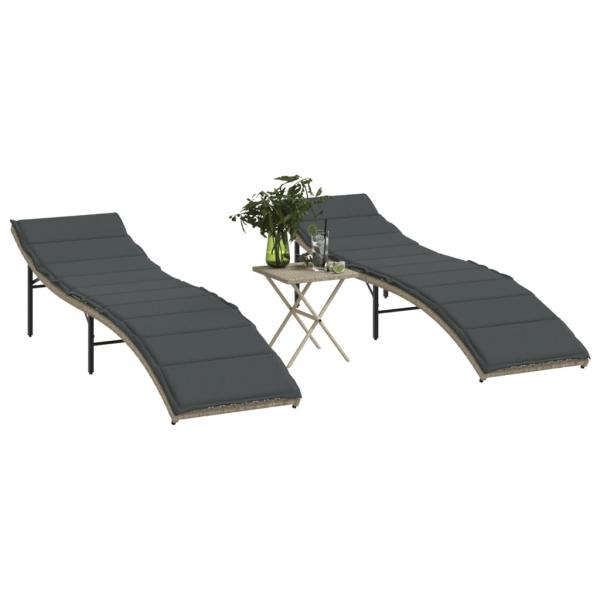 ARDEBO.de - Sonnenliegen 2 Stk. mit Tisch Hellgrau Poly Rattan