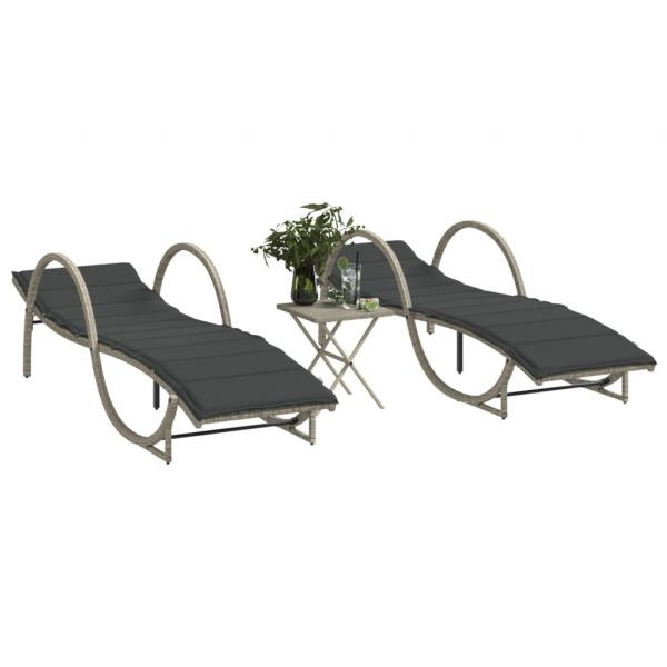 ARDEBO.de - Sonnenliegen 2 Stk. mit Tisch Hellgrau Poly Rattan