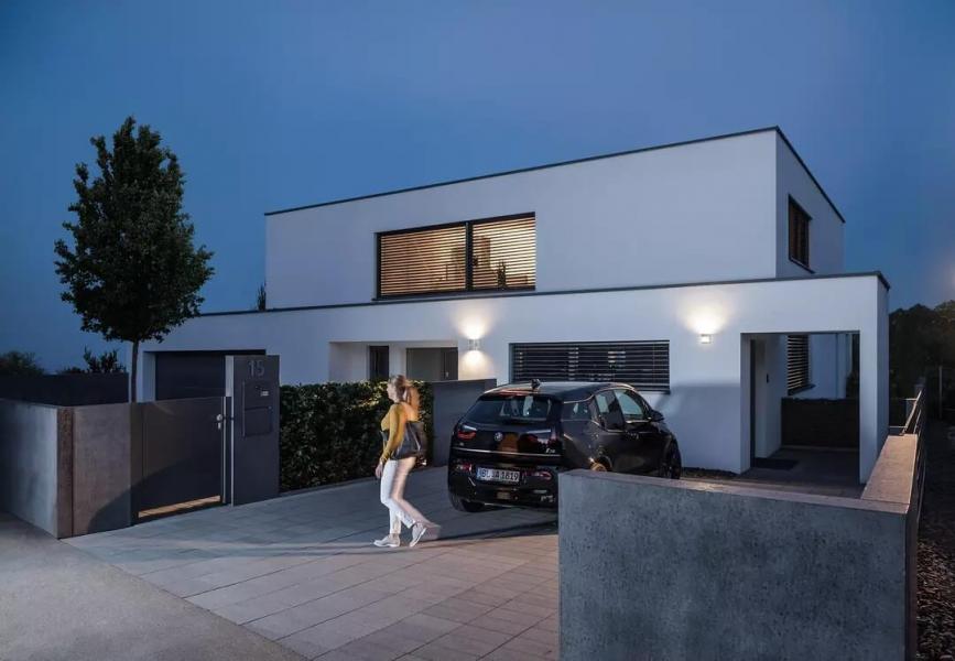 Theben theLeda D B plus S AL LED-Leuchte Poller-Leuchte (lang) Bodenmontage 8,5 Watt, aluminium, Spot, 3000 K, warmweiß, Bewegungsmelder, Steckdose 1020907