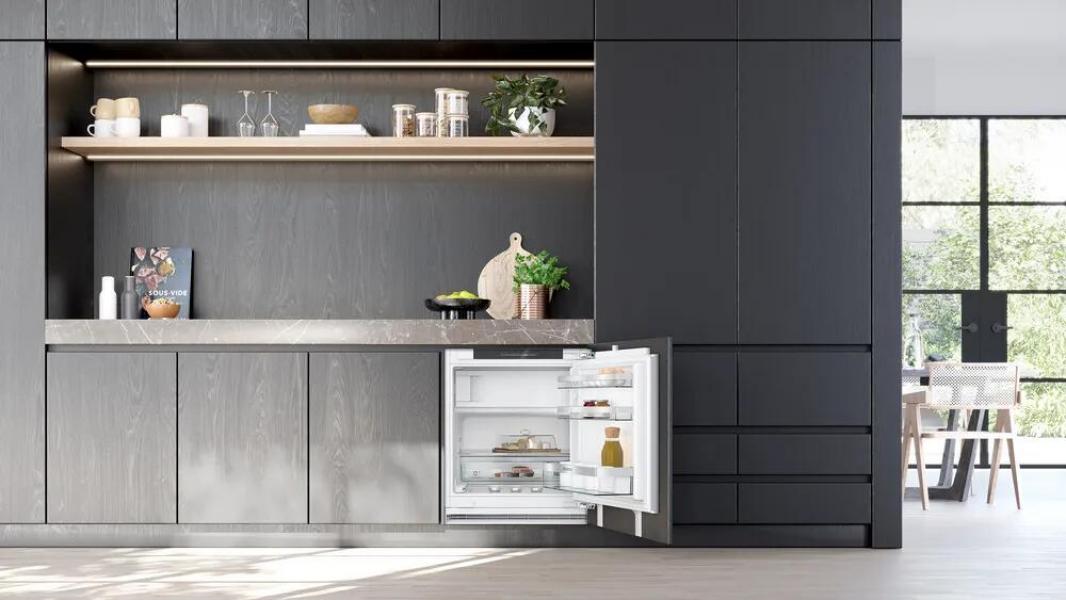 Siemens KU22LADD0 iQ500 Unterbau Kühlschrank, Nischenhöhe 82 cm, 110 L, Flachscharnier mit Softeinzug, super Cooling, LED-Beleuchtung, safety Glas