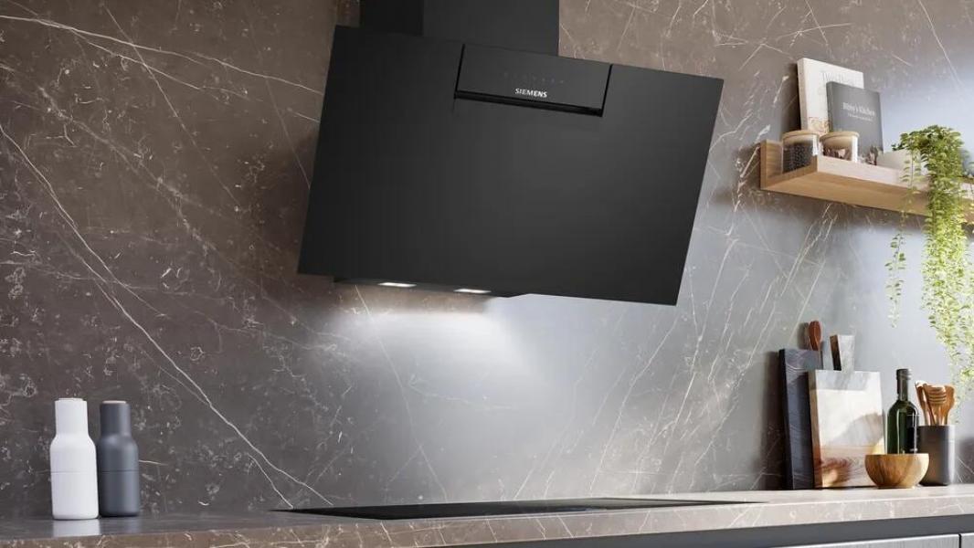 Siemens LC87KFN60 iQ300 A+ Kopffreihaube, 80 cm breit, 768 m³/h, cook Connect System, iQdrive Motor, Leistung 3-stufig + 1 Intensiv, Klarglas, schwarz bedruckt