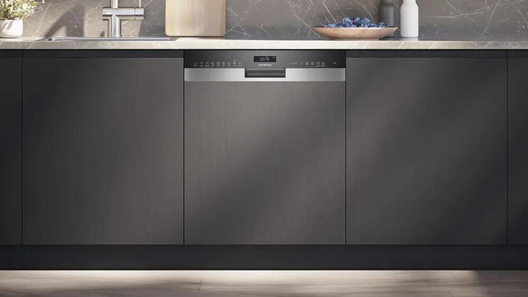 Siemens SN55ES12CE iQ500 Teilintegrierter Geschirrspüler, 60 cm breit, 14 Maßgedecke, aquaStop, HomeConnect, varioSpeed Plus, glassZone, emotionLight, gebürsteter Stahl