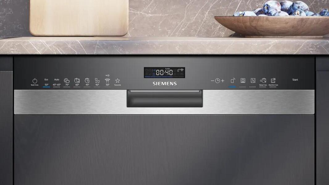Siemens SN55ES12CE iQ500 Teilintegrierter Geschirrspüler, 60 cm breit, 14 Maßgedecke, aquaStop, HomeConnect, varioSpeed Plus, glassZone, emotionLight, gebürsteter Stahl
