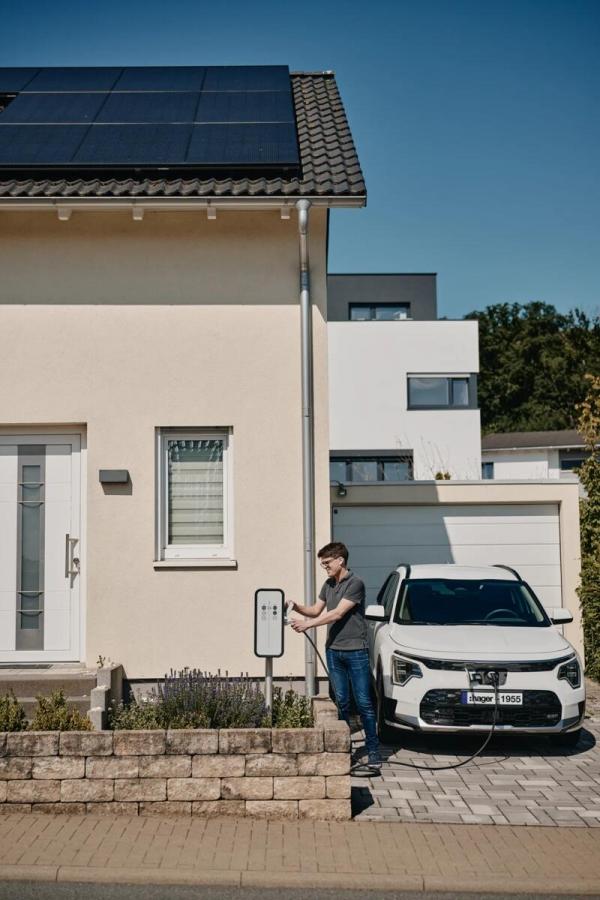 Hager XEV1K22T2S witty solar Wallbox, 1- und 3-phasig kompatibel, 22kW, Ladesteckdose Typ 2, RFID, weiß