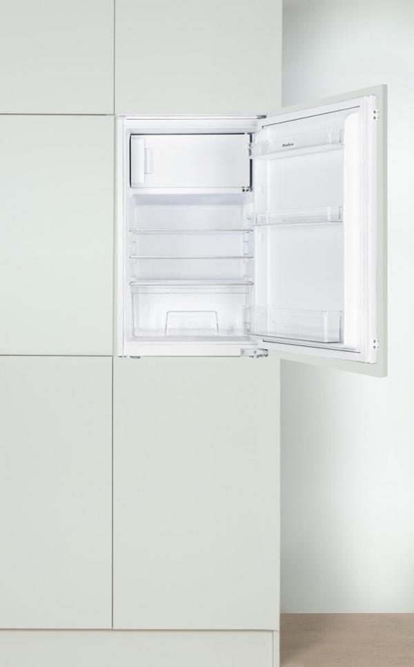 Amica EKSS 361 915 Einbau-Kühlschrank mit Gefrierfach, Nischenhöhe: 88 cm, 116 L, Schlepptür-Technik, elektronische Steuerung, Tür-Offen-Alarm, Inverter Kompressor, weiß (1195025)