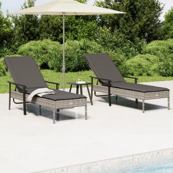 ARDEBO.de - Sonnenliegen 2 Stk. mit Tisch und Auflagen Grau Poly Rattan