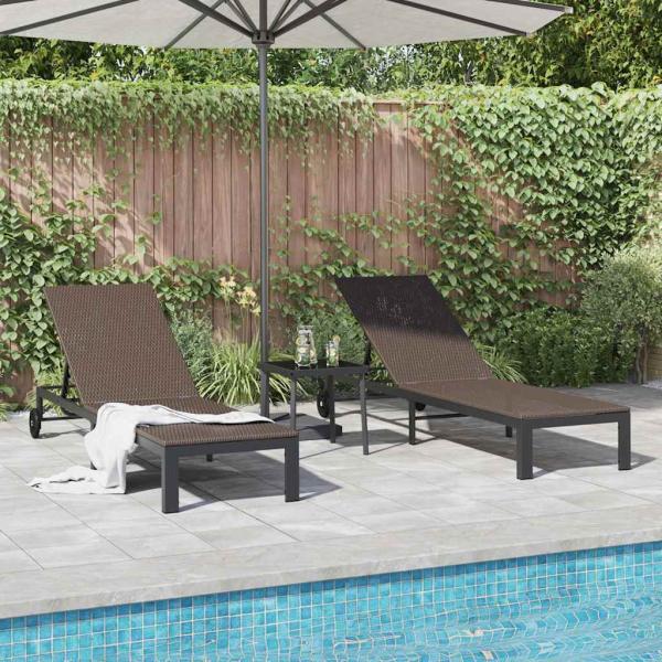 Sonnenliegen 2 Stück mit Rädern und Tisch Braun Poly Rattan