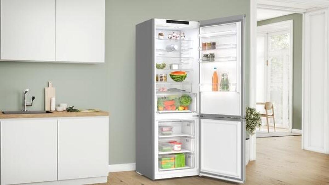 Bosch KGN492IAF Serie 4 Stand Kühl-Gefrierkombination, 70 cm breit, 440 L, Total No Frost, XXL-Fassungsvermögen, Individuelle Temperaturregelung, Super Kühlen, Gebürsteter Stahl AntiFingerprint