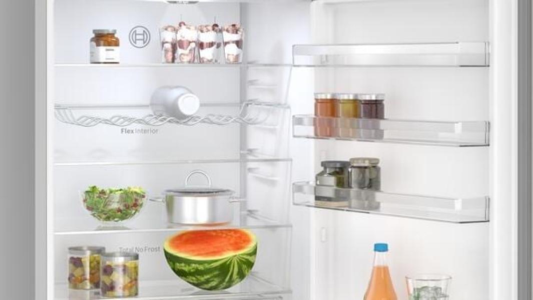 Bosch KGN492IAF Serie 4 Stand Kühl-Gefrierkombination, 70 cm breit, 440 L, Total No Frost, XXL-Fassungsvermögen, Individuelle Temperaturregelung, Super Kühlen, Gebürsteter Stahl AntiFingerprint
