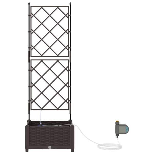 Gartenpflanzen mit Bewässerungssystem Braun