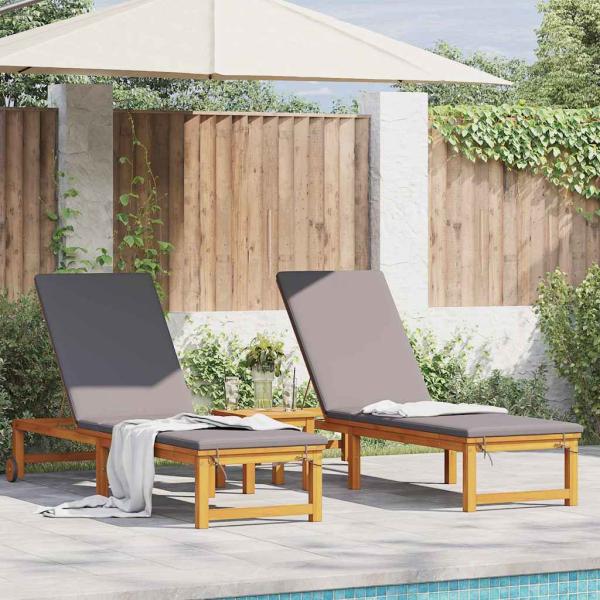 Sonnenliegen 2 Stk mit Tisch und Kissen aus Massivholz Akazie, Sonnenliege mit hellgrauen Kissen aus Massivholz Akazie, Gartenbeistelltisch 35x35x34 cm aus Massivholz Akazie