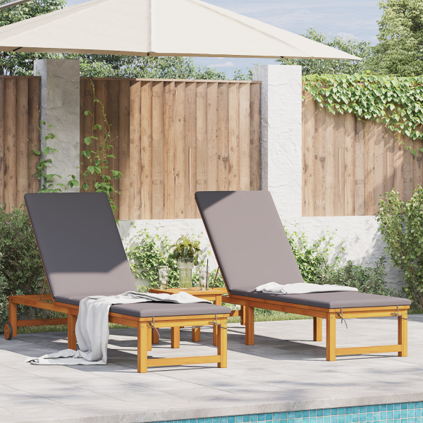 Sonnenliegen 2 Stk mit Tisch und Kissen aus Massivholz Akazie, Sonnenliege mit hellgrauen Kissen aus Massivholz Akazie, Gartenbeistelltisch 35x35x34 cm aus Massivholz Akazie