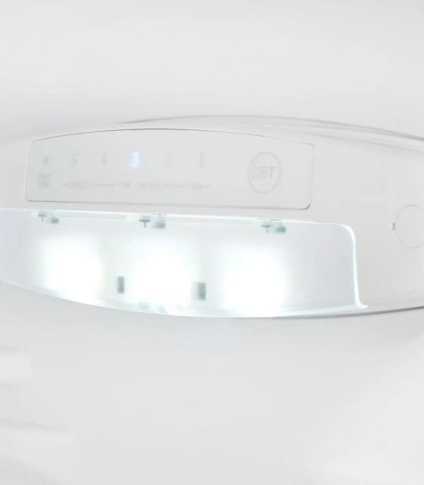 Exquisit KGC231-60-E-050C Stand Kühl-Gefrierkombination, 47,4 cm breit, 157 L, LED Beleuchtung, Super-Kühl-Modus, weiß