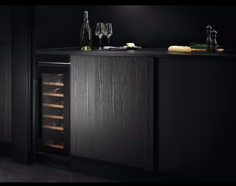 AEG AWUS020B5B 5000 Weintemperierschrank, 29,5 cm breit, 20 Standardweinflaschen, LED Beleuchtung, 6 Holzablagen, schwarz
