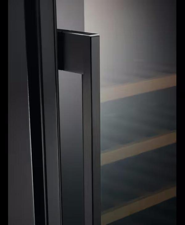 AEG AWUS052B5B 5000 Weintemperierschrank, 59,5 cm breit, 52 Standardweinflaschen, 6 Holzablagen, schwarz