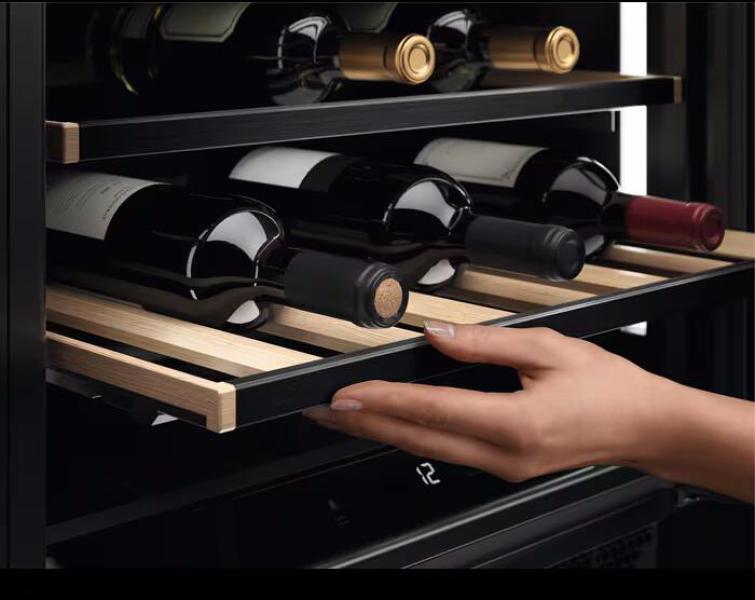 AEG AWUS052B5B 5000 Weintemperierschrank, 59,5 cm breit, 52 Standardweinflaschen, 6 Holzablagen, schwarz