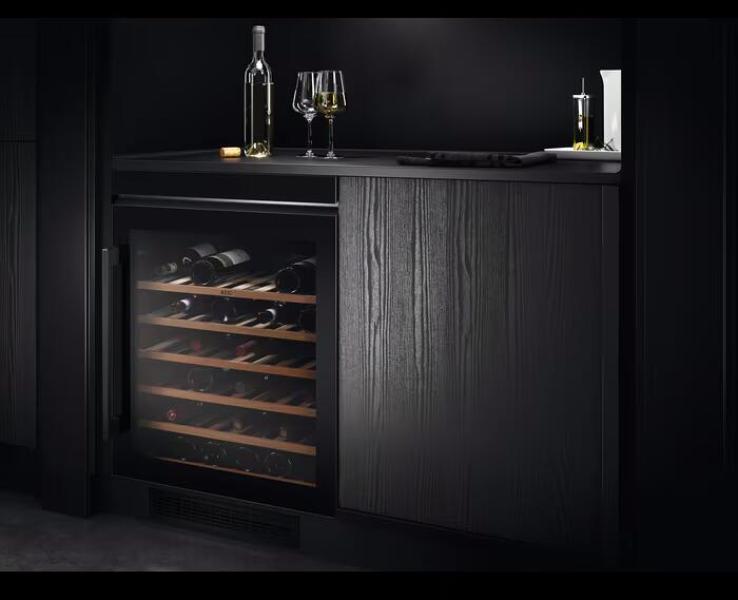 AEG AWUS052B5B 5000 Weintemperierschrank, 59,5 cm breit, 52 Standardweinflaschen, 6 Holzablagen, schwarz