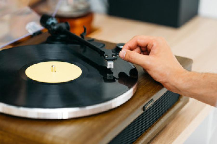Plattenspieler mit 4 eingebauten Lautsprechern und Bluetooth-Empfang Wood
