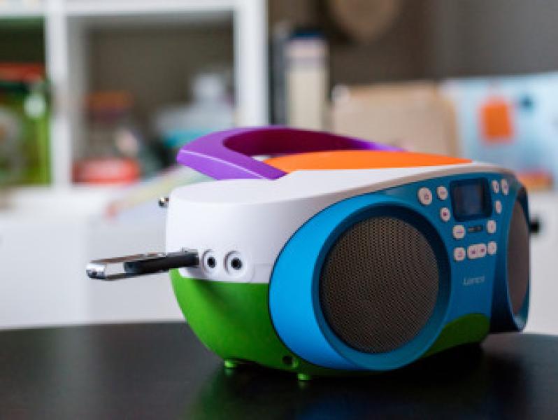 Tragbares FM-Radio und CD/USB-Spieler Mehrfarbig