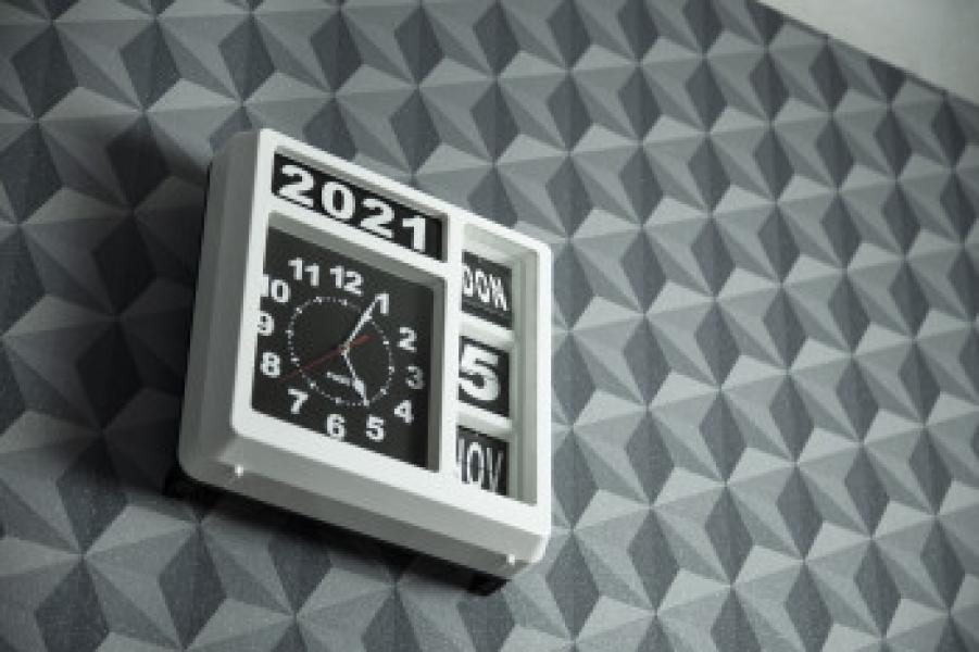 Große deutschsprachige analoge Uhr