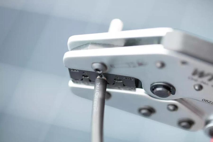 Wiha Z62101006SB Crimpwerkzeug für MC4-Verbinder, 2,5-6 mm², schwarz/rot (45796)