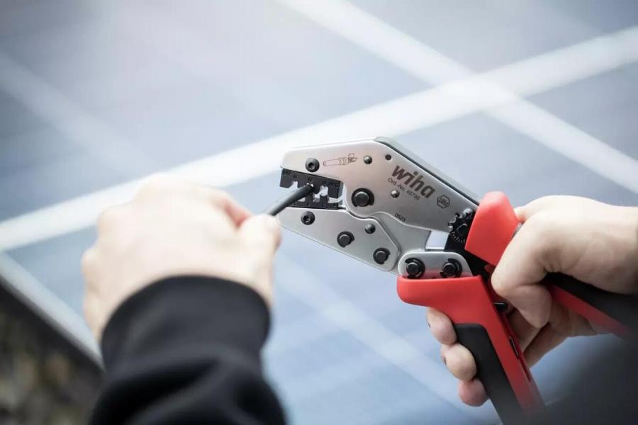 Wiha Z62101006SB Crimpwerkzeug für MC4-Verbinder, 2,5-6 mm², schwarz/rot (45796)