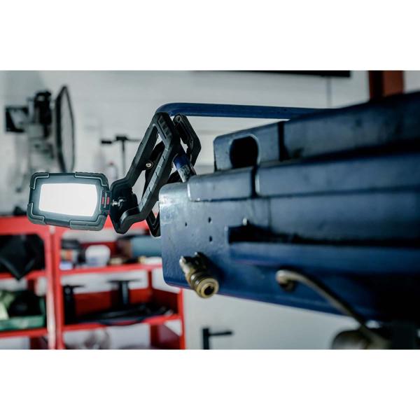 Klemmbarer LED Arbeitsstrahler 1050 MA (Akku LED Arbeitsleuchte 10W, 950lm, IP65, 12h Leuchtdauer, Engineered in Germany)