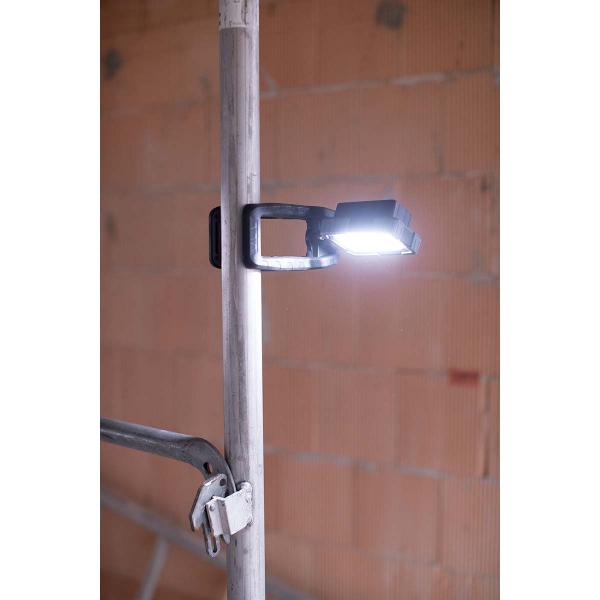 Klemmbarer LED Arbeitsstrahler 1050 MA (Akku LED Arbeitsleuchte 10W, 950lm, IP65, 12h Leuchtdauer, Engineered in Germany)